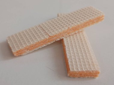 Beyaz arka planda izole edilmiş peynirli gofretler