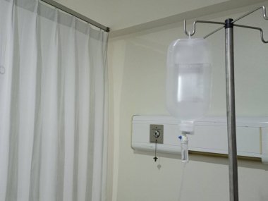 Damardan serum damlası salin damlası hastane odası, tıbbi konsept, acil tedavi ve enjeksiyon ilacı infüzyon tedavisi kemoterapi konseptini ayarla..