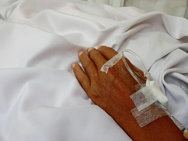 Enfermeira Que Administra Medicamentos Através Tubo Intravenoso Mão Paciente — Fotografia de Stock