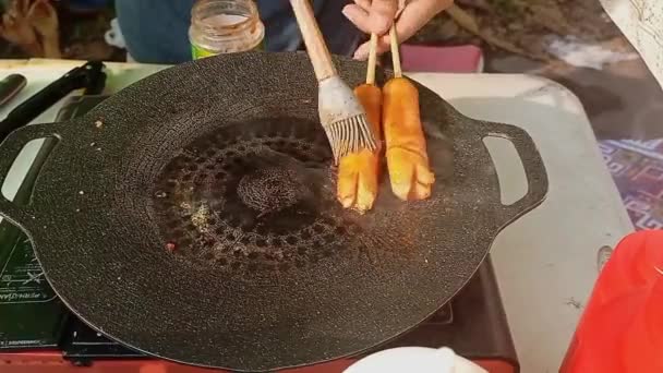 소시지 소시지를 그릴에서 요리하는 — 비디오