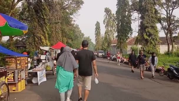 Kalabalık Kalabalık Bandung Lanud Sulaiman Daki Popüler Alışveriş Caddesini Ziyaret — Stok video