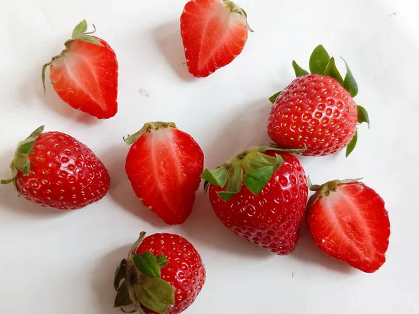 Frische Rote Und Köstliche Erdbeere Isoliert Auf Weißem Hintergrund — Stockfoto