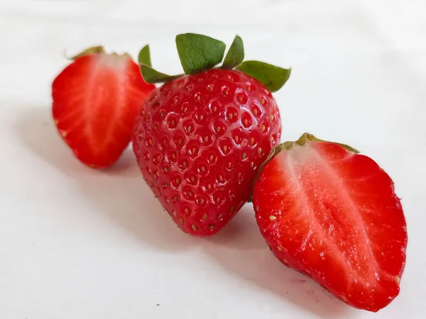 Fresa Fresca Roja Deliciosa Aislada Sobre Fondo Blanco — Foto de Stock