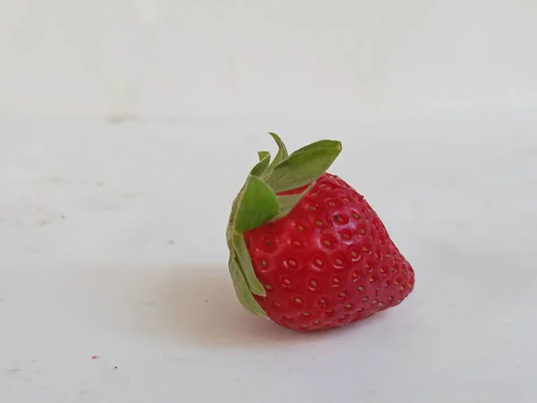 Φρέσκια Κόκκινη Και Νόστιμη Φράουλα Απομονωμένη Λευκό Φόντο — Φωτογραφία Αρχείου