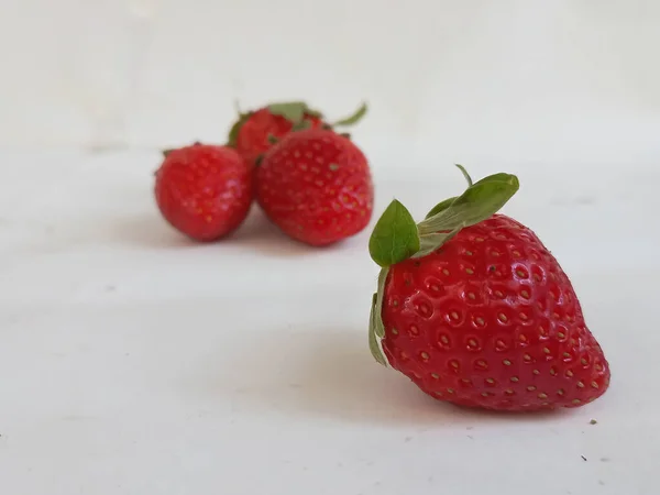 新鲜的 红色的 美味的草莓 背景为白色 — 图库照片