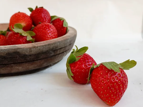 Haufen Frischer Erdbeeren Holzschale Auf Weißem Hintergrund — Stockfoto