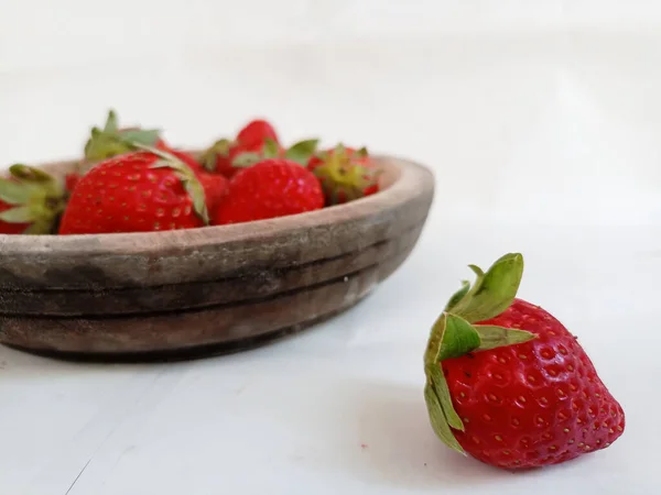 Haufen Frischer Erdbeeren Holzschale Auf Weißem Hintergrund — Stockfoto