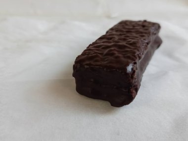 portre üzerinde beyaz izole küçük çikolata bar