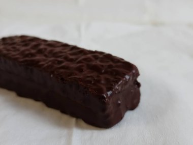 portre üzerinde beyaz izole küçük çikolata bar