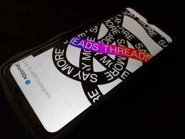 Meta 'dan iplik uygulaması. Yeni sosyal medya uygulamaları. Twitter 'ın yeni rakibi. Bandung-Endonezya, Temmuz 08 2023