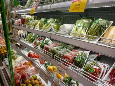 Süpermarkette taze organik sebzeler ve sebzeler raflarda, çiftçi pazarında. Sağlıklı gıda pazarı kavramı. Bandung-Endonezya, 2 Temmuz 2023