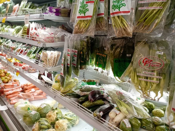 슈퍼마켓 시장에서 선반에 신선한 유기농 야채와 개념입니다 인도네시아 2023 — 스톡 사진