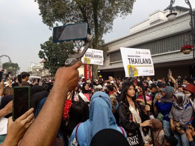 Asya Afrika Karnavalı olarak Asya Afrika Asya Afrika Konferansı 'nın Anma Karnavalı' na katılanlar. 29 Temmuz 2023 Bandung-Endonezya Bandosu.