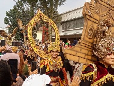 Asya Afrika Karnavalı olarak Asya Afrika Asya Afrika Konferansı 'nın Anma Karnavalı' na katılanlar. 29 Temmuz 2023 Bandung-Endonezya Bandosu.