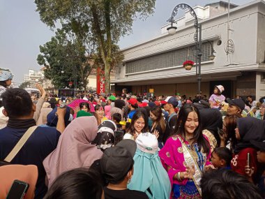 Asya Afrika Karnavalı olarak Asya Afrika Asya Afrika Konferansı 'nın Anma Karnavalı' na katılanlar. 29 Temmuz 2023 Bandung-Endonezya Bandosu.