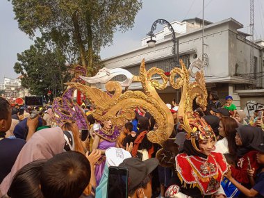 Asya Afrika Karnavalı olarak Asya Afrika Asya Afrika Konferansı 'nın Anma Karnavalı' na katılanlar. 29 Temmuz 2023 Bandung-Endonezya Bandosu.