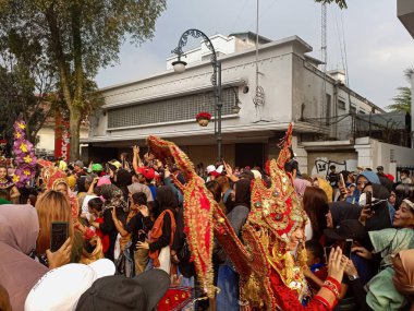 Asya Afrika Karnavalı olarak Asya Afrika Asya Afrika Konferansı 'nın Anma Karnavalı' na katılanlar. 29 Temmuz 2023 Bandung-Endonezya Bandosu.