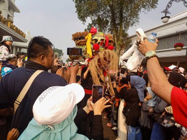 Asya Afrika Karnavalı olarak Asya Afrika Asya Afrika Konferansı 'nın Anma Karnavalı' na katılanlar. 29 Temmuz 2023 Bandung-Endonezya Bandosu.