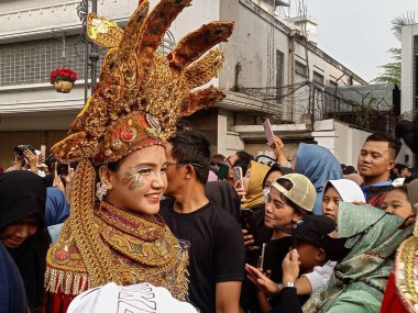 Asya Afrika Karnavalı olarak Asya Afrika Asya Afrika Konferansı 'nın Anma Karnavalı' na katılanlar. 29 Temmuz 2023 Bandung-Endonezya Bandosu.