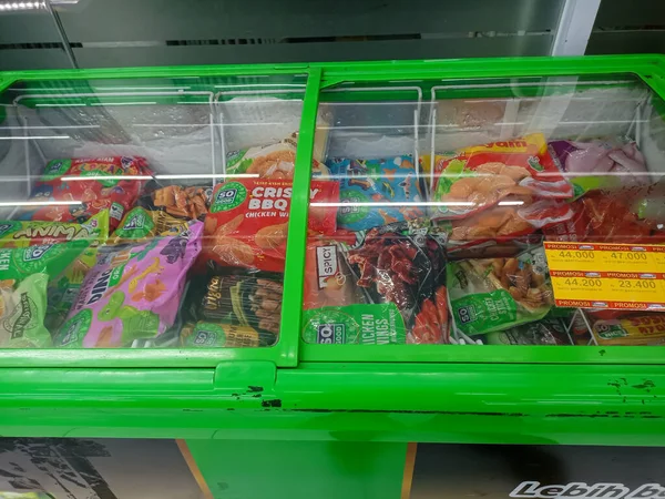 スーパーマーケットで冷凍庫に置かれたナゲット製品のコレクション 2023年7月31日 — ストック写真