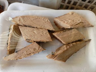 Geleneksel bir pazarda paketlenmiş çiğ ton balığı (Tongkol Pindang)