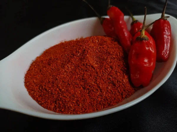 Chili Por Egy Fűszeres Keveréke Őrölt Chiles Egy Fehér Tál — Stock Fotó