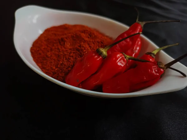 Chili Pulver Krydda Blandning Malda Chili Vit Skål Med Röda — Stockfoto