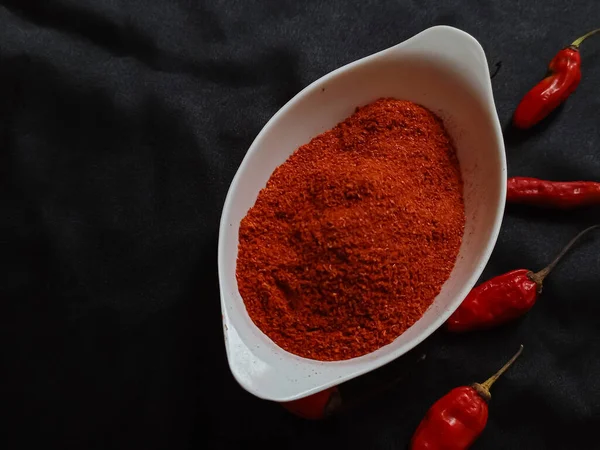 Chili Por Egy Fűszeres Keveréke Őrölt Chiles Egy Fehér Tál — Stock Fotó