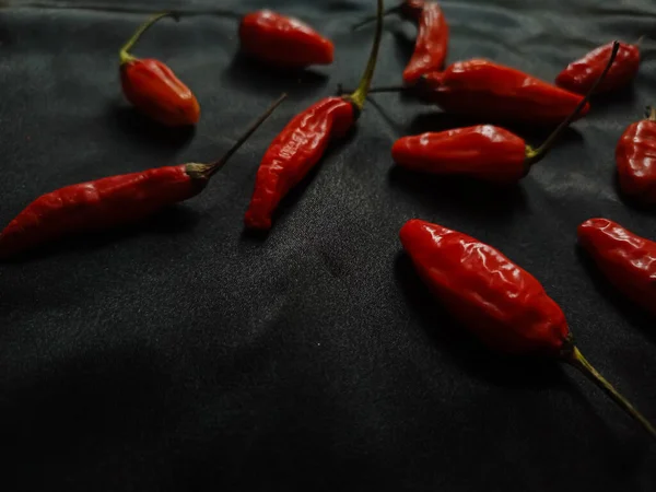 Czerwone Chili Czarnym Tle — Zdjęcie stockowe
