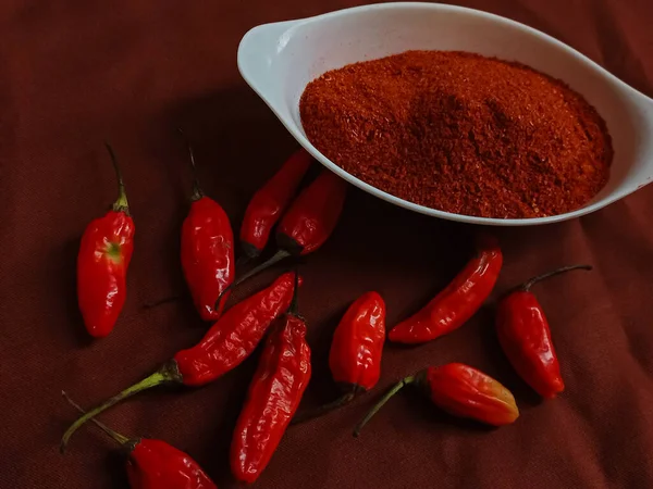 Chili Proszku Przyprawiająca Mieszanka Zmielonych Chiles Białej Misce Czerwonymi Chiles — Zdjęcie stockowe