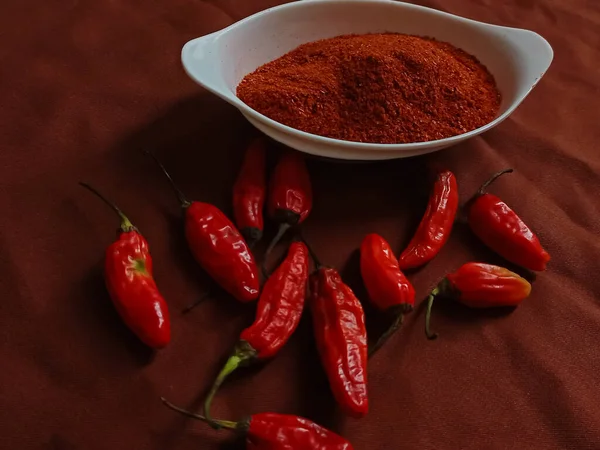 Chili Pulver Krydda Blandning Malda Chili Vit Skål Med Röda — Stockfoto