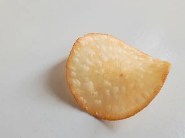 Chips Mandioca Única Fechar Isolado Fundo Branco — Fotografia de Stock