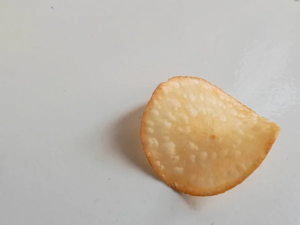 Einzelne Maniok Chips Nahaufnahme Isoliert Auf Weißem Hintergrund — Stockfoto