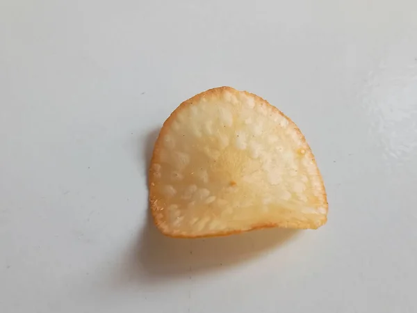 Einzelne Maniok Chips Nahaufnahme Isoliert Auf Weißem Hintergrund — Stockfoto
