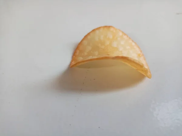 Chips Mandioca Única Fechar Isolado Fundo Branco — Fotografia de Stock
