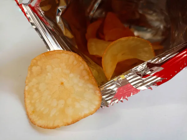 Maniok Chips Nahaufnahme Isoliert Auf Weißem Hintergrund Einer Fertigtasche — Stockfoto