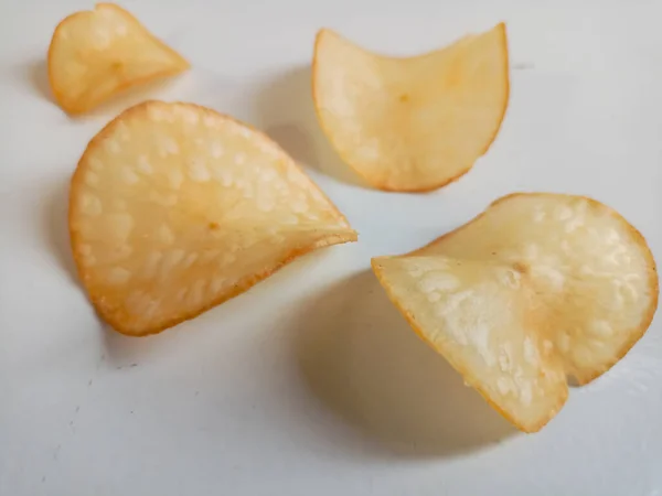 Knusprige Maniok Chips Oder Keripik Singkong Auf Weißem Hintergrund — Stockfoto
