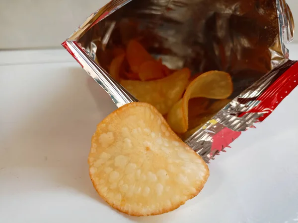 Kassava Chips Närbild Isolerad Vit Bakgrund Ready Eat Bag — Stockfoto