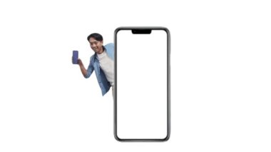 Animasyon. Mavi tişörtlü Asyalı genç adam, beyaz arka planda izole edilmiş akıllı telefon kullanarak büyük boş ekran cep telefonunun yanında duruyor.
