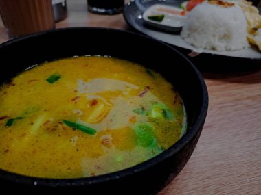 Beyaz arka planda sebzeli kuzu derisi 