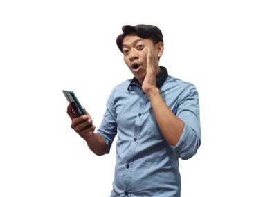 İş adamı, telefon ve gülümseme ile sosyal medya, reklam veya pazarlama uygulaması