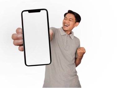 İş adamı, telefon ve gülümseme ile sosyal medya, reklam veya pazarlama uygulaması