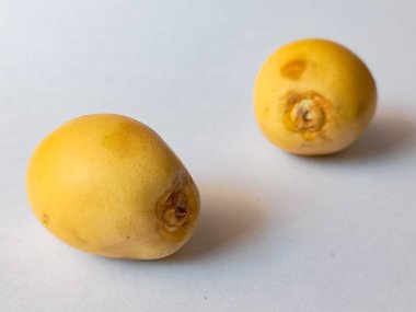 Kurma Muda veya Çiğ Altın Genç Tarihler beyaz arka planda izole edilmiş 