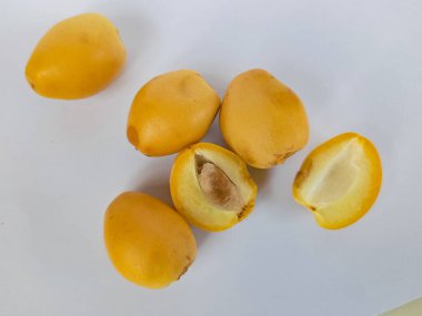 Kurma Muda veya Çiğ Altın Genç Tarihler beyaz arka planda izole edilmiş 