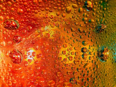 Renkli ekran, su ve yağın canlı renkleri nasıl karıştırmadığını gösteriyor makro-çekim hdr rahatlatıcı, renkli arka plan üzerinde su damlaları ile