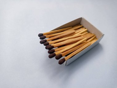 Fotokopi odasındaki kibrit kutusunda yan yana oturan iki kibrit yanıyor. Birliktelik, dostluk, aşk ve romantizm kavramının metaforu olarak ateşte iki kibrit. Kibrit kutusu sanat fotoğrafçılığı.