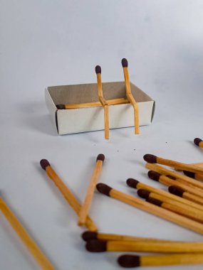 Fotokopi odasındaki kibrit kutusunda yan yana oturan iki kibrit yanıyor. Birliktelik, dostluk, aşk ve romantizm kavramının metaforu olarak ateşte iki kibrit. Kibrit kutusu sanat fotoğrafçılığı.