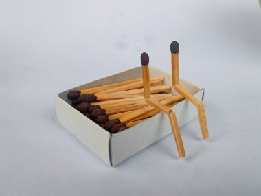 Fotokopi odasındaki kibrit kutusunda yan yana oturan iki kibrit yanıyor. Birliktelik, dostluk, aşk ve romantizm kavramının metaforu olarak ateşte iki kibrit. Kibrit kutusu sanat fotoğrafçılığı.