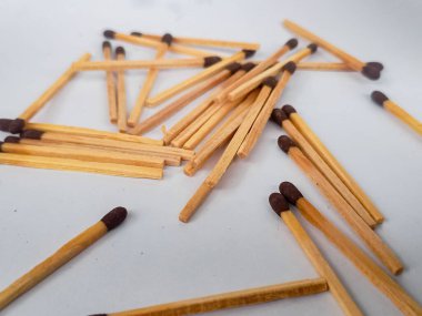 Fotokopi odasındaki kibrit kutusunda yan yana oturan iki kibrit yanıyor. Birliktelik, dostluk, aşk ve romantizm kavramının metaforu olarak ateşte iki kibrit. Kibrit kutusu sanat fotoğrafçılığı.