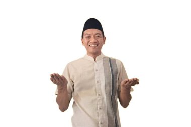 Ramazan ayında gülümseyen Asyalı Müslüman ve sarı arka planda duran Kurban Bayramı 'nda gülümseyen. Endonezyalı adam